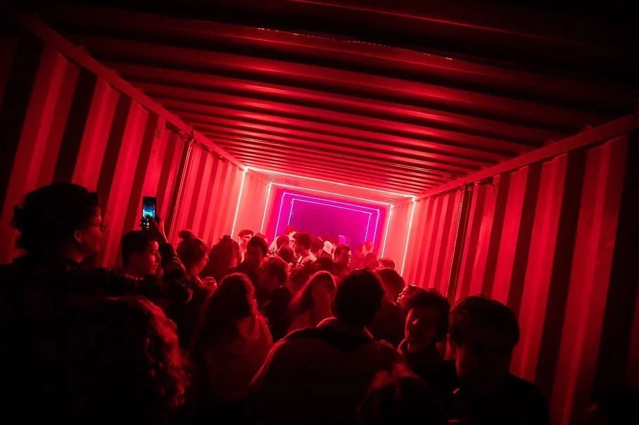 Container lichtshow met rode ledstrips voor Ploegendienst Breda