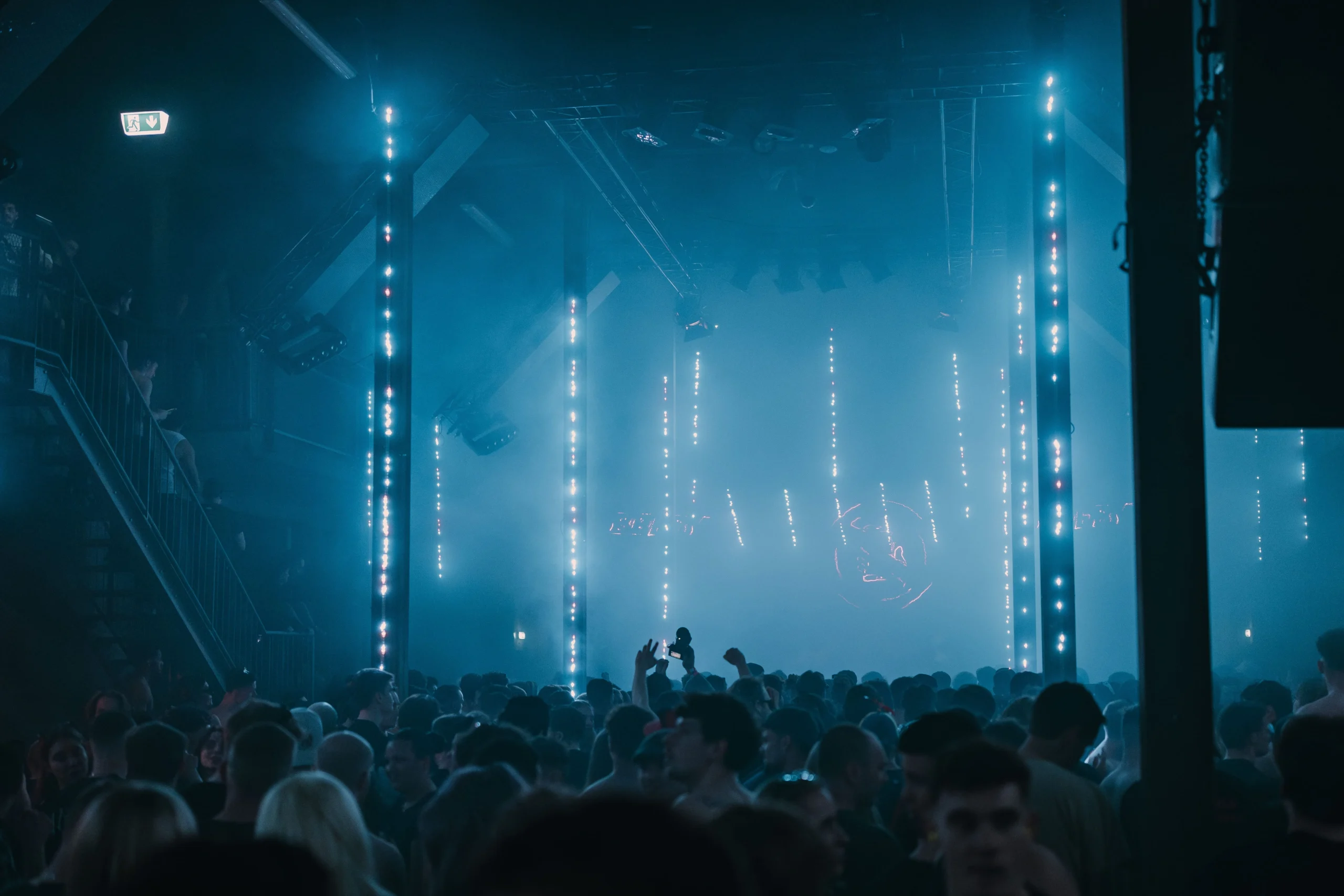 Blauwe sparkles LED lichtshow vanuit publiek in Now & Wow