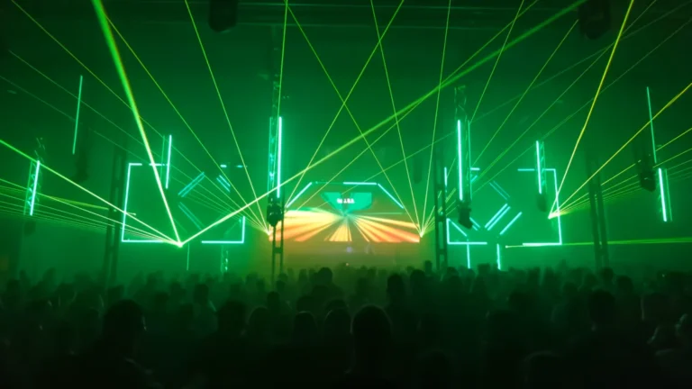 groene stage foto van de LED-balken + lasers bij Kings of Core