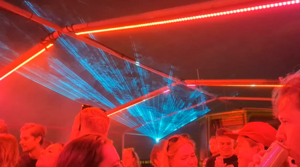 wave rave rode lichtshow met lasers op de boot in Amsterdam