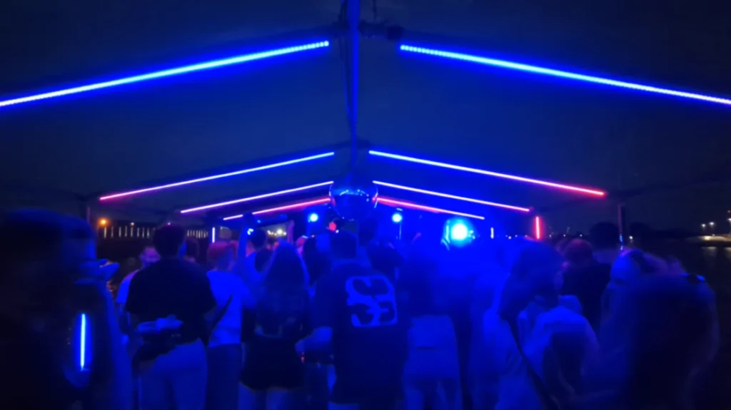 wave rave blauwe lichtshow op de boot in Amsterdam