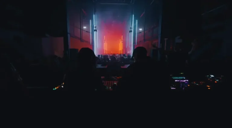 tunnel lichtshow vanuit dj booth in Now & Wow