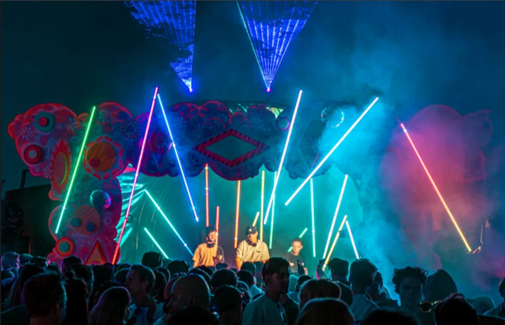 regenboog lichtshow met LED-balken en lasers in Breda