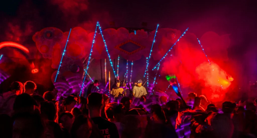 rood/blauw lichtshow met LED-balken in Breda